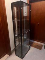 Elegante glazen vitrinekast met verlichting en spiegelwand, Maison & Meubles, Armoires | Vitrines, 25 à 50 cm, Comme neuf, 50 à 100 cm