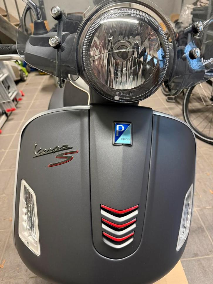 Vespa GTS Super Sport 125 gris mat — 3500km, Fietsen en Brommers, Scooters | Vespa, Gebruikt, Overige modellen, Klasse B (45 km/u)