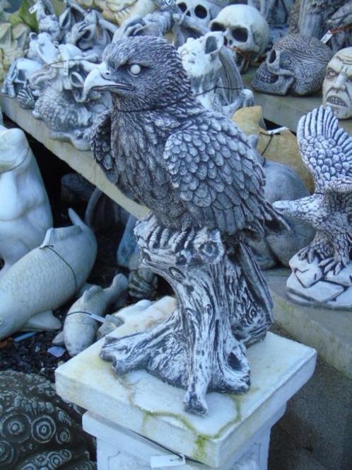 statue d un aigle sur tronc en pierre patiné , grand choix, Jardin & Terrasse, Statues de jardin, Neuf, Animal, Pierre, Enlèvement ou Envoi