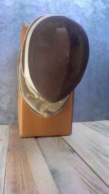 vintage schermhelm beschikbaar voor biedingen