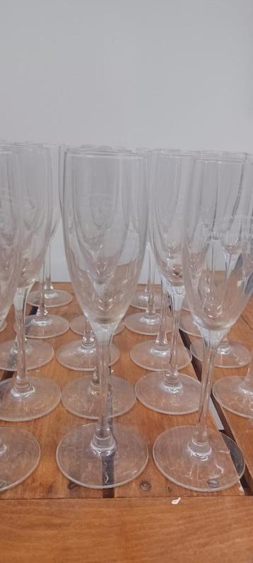 Set van 48 Laurent Perrier champagneglazen/-glazen