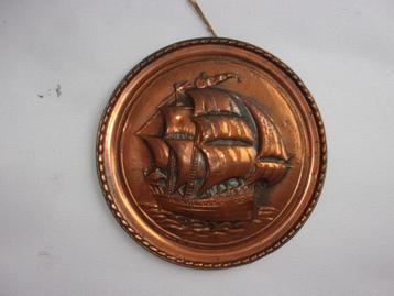 decoratieve koperen plaat met reliëf beschikbaar voor biedingen