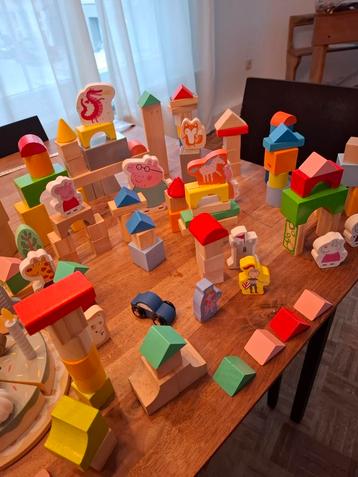 Houten blokjes,taart en politiekantoor beschikbaar voor biedingen