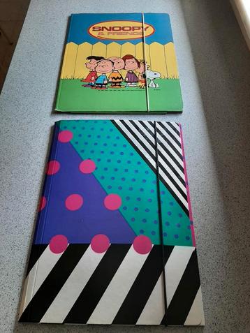 2 grote vintage elastomappen Snoopy & Memphis style beschikbaar voor biedingen