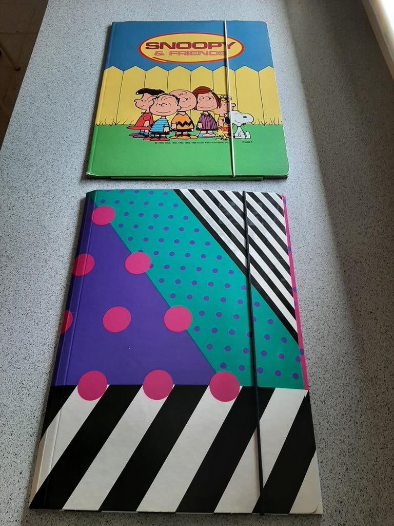 2 grandes chemises vintage en élasto style Snoopy & Memphis, Divers, Ecriture, Comme neuf, Enlèvement ou Envoi