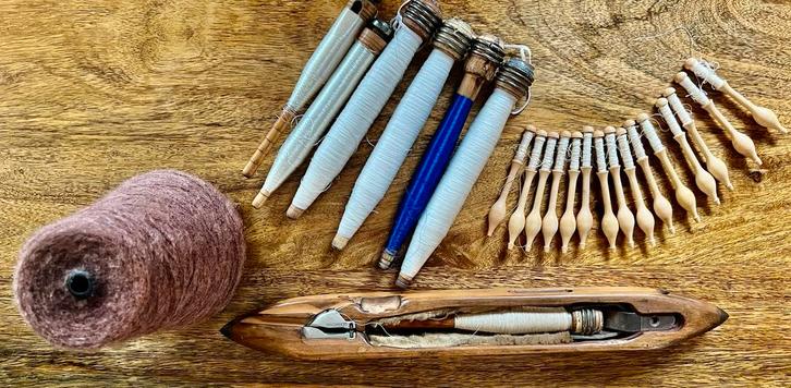 Lot weven & kantklossen: weefspoel SCHMEING + klossen +garen, Boeken, Hobby en Vrije tijd, Zo goed als nieuw, Ophalen of Verzenden