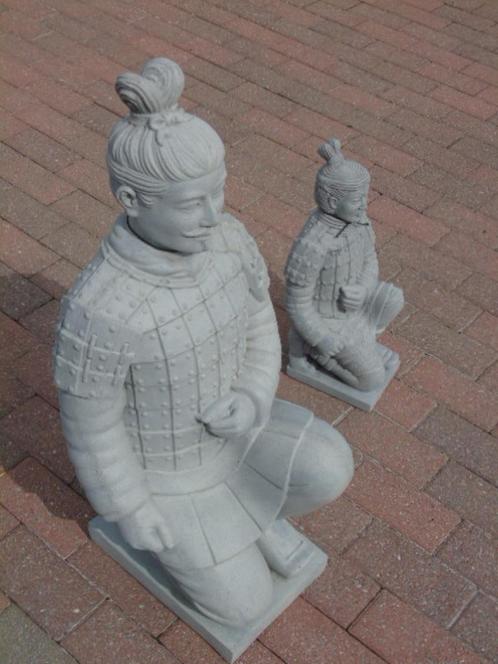 statue guerrier chinois a genoux en polystone h : 82 cm, Jardin & Terrasse, Statues de jardin, Neuf, Bouddha, Pierre, Enlèvement ou Envoi
