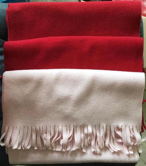 Lot de trois écharpes en polar rouge et rose, Vêtements | Femmes, Bonnets, Écharpes & Gants, Porté, Écharpe, Enlèvement ou Envoi