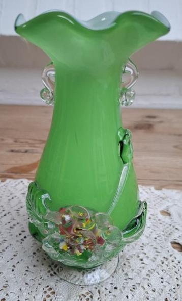 Vintage Italiaans groen Murano vaasje met bloem beschikbaar voor biedingen