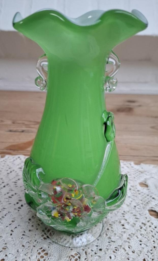 Vintage Italiaans groen Murano vaasje met bloem, Antiek en Kunst, Antiek | Glaswerk en Kristal, Ophalen of Verzenden