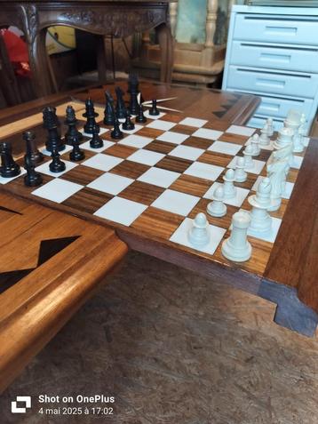 Ancien table d'échecs, Enlèvement