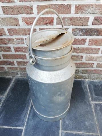 Melkkan / stoop uit staal beschikbaar voor biedingen