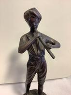 jeune homme en bronze à la flûte, Bronze, Enlèvement ou Envoi