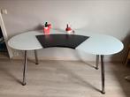 Niervormig glazen bureau met uitschuifbare regelbare poten, Huis en Inrichting, Bureaus, Ophalen, Zo goed als nieuw, Bureau