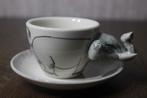 Mokkatasje olifant met onderbordje, Ophalen of Verzenden, Zo goed als nieuw, Porselein, Kop en/of schotel