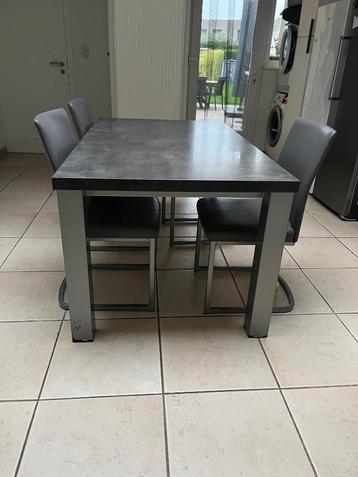 Gratis tafel met 3 stoelen beschikbaar voor biedingen