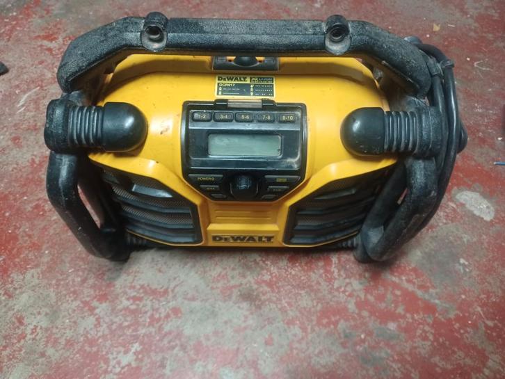 Radio de chantier dewalt avec batterie 5amp à réparer, TV, Hi-fi & Vidéo, Radios, Radio, Enlèvement