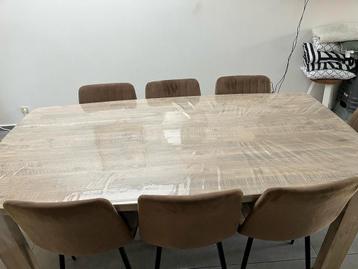 Houten eettafel te koop (1j oud) beschikbaar voor biedingen