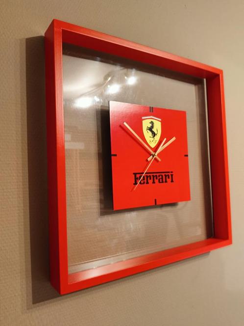 Grote Ferrari klok. Nieuw, Huis en Inrichting, Woonaccessoires | Klokken, Nieuw, Wandklok, Digitaal, Ophalen of Verzenden