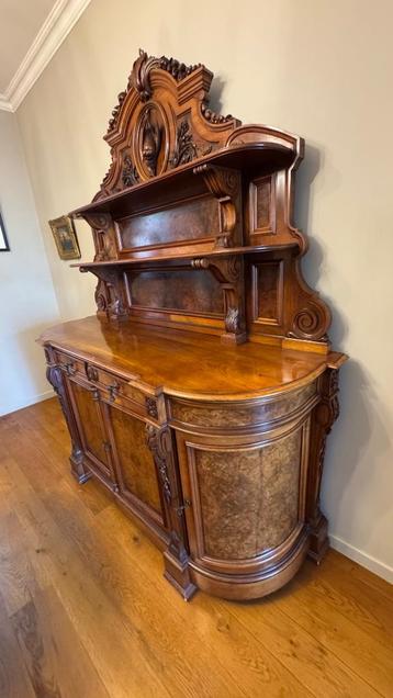 antieke tafel met stoelen en dressoirkasten beschikbaar voor biedingen