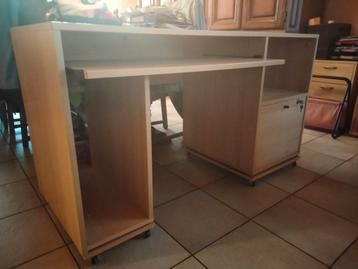Houten bureau  beschikbaar voor biedingen