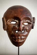 Antiek masker Himalaya regio, Ophalen