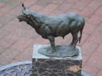 taureau en bronze sur marbre signé .MILO, Antiquités & Art, Antiquités | Bronze & Cuivre, Enlèvement ou Envoi, Bronze