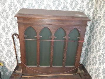 Stoel van de waarheid beschikbaar voor biedingen