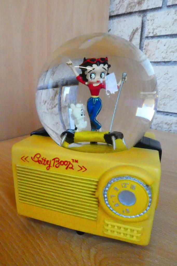 Betty Boop Snow Globe Music speelt Westland, Verzamelen, Beelden en Beeldjes, Nieuw, Mens, Ophalen of Verzenden