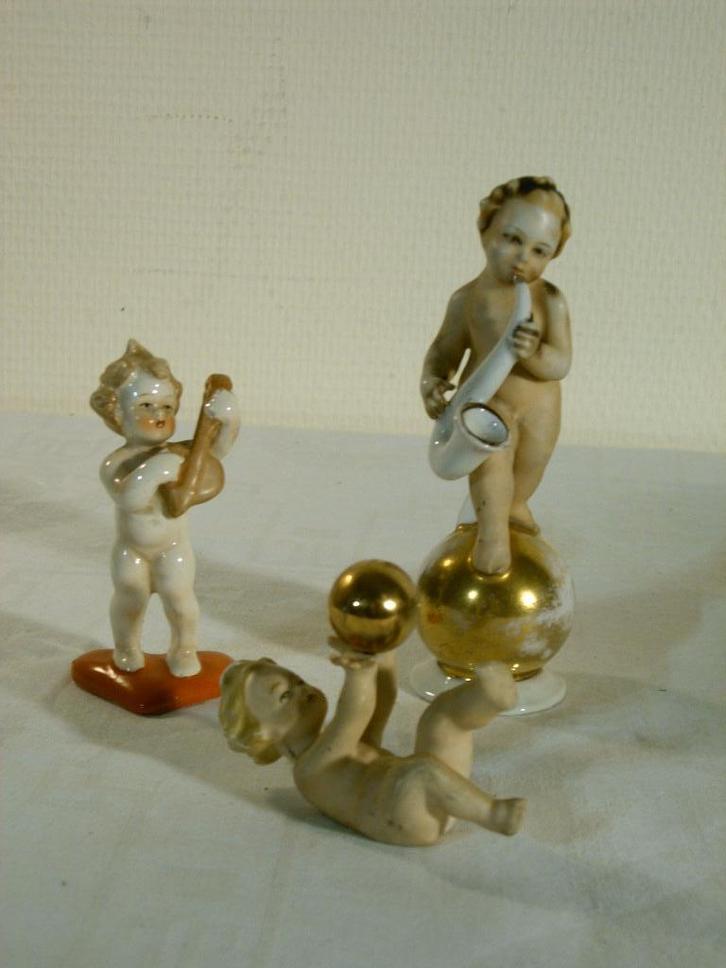 Trois putti en porcelaine., Collections, Statues & Figurines, Comme neuf, Humain, Enlèvement ou Envoi