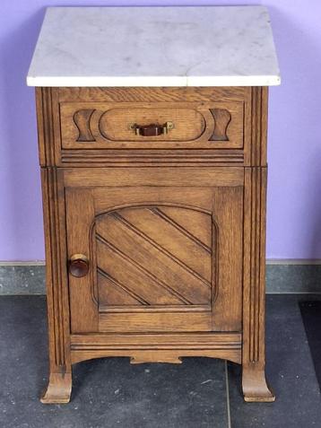 Jolie petite table de  nuit en chêne tablette en marbre beschikbaar voor biedingen