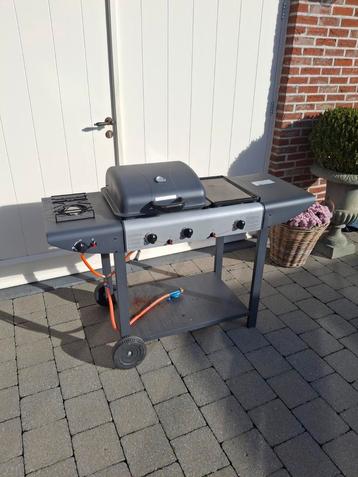 Gasbarbecue in goede staat met beschermhoes beschikbaar voor biedingen