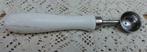 Brocante boterlepeltje/ kruller met wit houten handvat, Antiquités & Art, Enlèvement ou Envoi