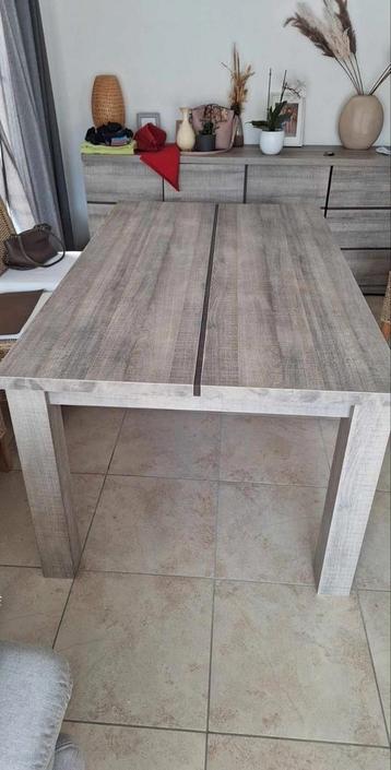 Mooie tafel in perfecte staat.. beschikbaar voor biedingen