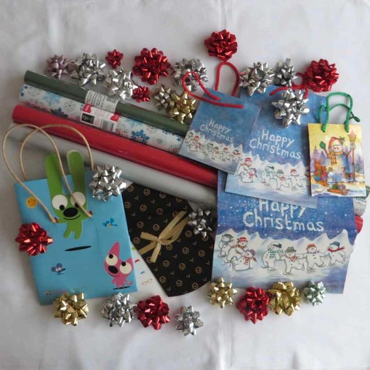 Cadeauverpakking, inpakpapier, zakjes, strikjes, Diversen, Kerst, Gebruikt, Ophalen of Verzenden