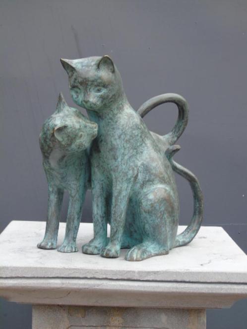 kattenbeeld, twee katten in groen gepatineerd brons., Tuin en Terras, Tuinbeelden, Nieuw, Dierenbeeld, Overige materialen, Ophalen