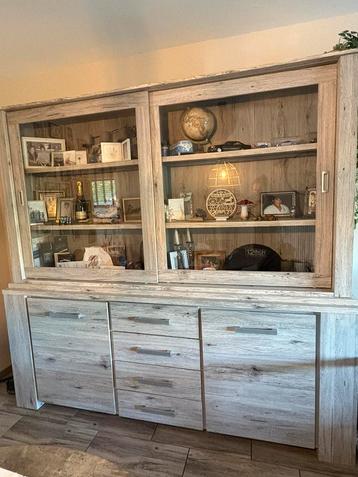 Vitrine kast + tv kast bieden vanaf €200 beschikbaar voor biedingen