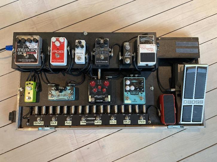 Effectpedalen + flight case, Muziek en Instrumenten, Effecten, Zo goed als nieuw, Chorus, Delay of Echo, Distortion, Overdrive of Fuzz