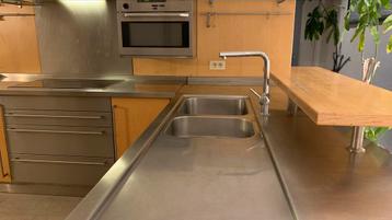 Inox werkblad met 2 wasbakken, onderkasten & tablet en beschikbaar voor biedingen