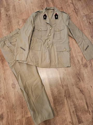 Broek en vest beschikbaar voor biedingen
