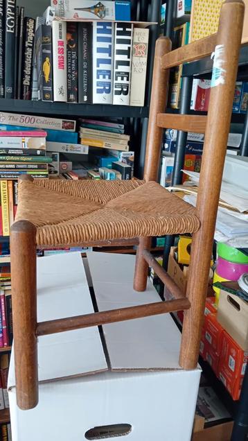 Mooie houten kinderstoel beschikbaar voor biedingen