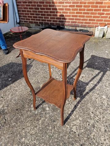 Lot tables d'appoint beschikbaar voor biedingen