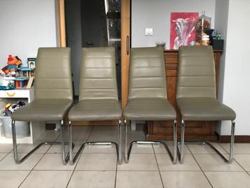 Vier stoelen voor eettafel beschikbaar voor biedingen