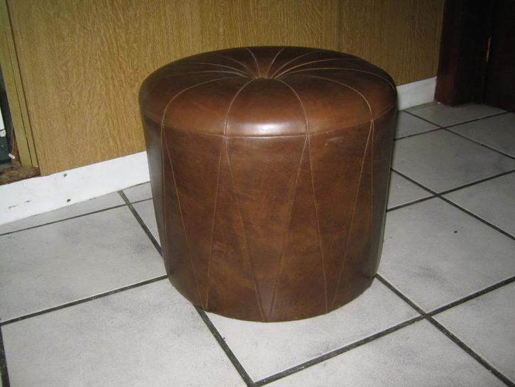 vintage voet poef in bruin kunstleder, Huis en Inrichting, Zetels | Voetbanken en poefs, Gebruikt, Minder dan 50 cm, Minder dan 50 cm