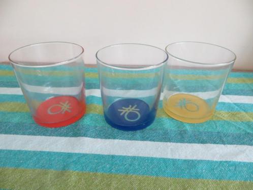 3 glazen Benetton - glas - rood - blauw - geel, Verzamelen, Glas en Drinkglazen, Zo goed als nieuw, Ophalen of Verzenden