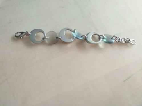 Ongedragen zilverkleurige armband van Victoria, Handtassen en Accessoires, Armbanden, Nieuw, Ophalen of Verzenden