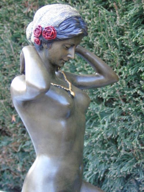 Een naakte vrouw knielt op een bronzen kussen gesigneerd, Antiek en Kunst, Antiek | Brons en Koper, Brons, Ophalen