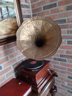 Le vieux gramophone avec des plaques de pierre joue toujours, Enlèvement ou Envoi