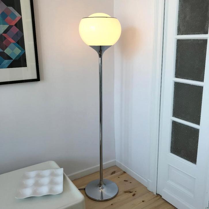 Lampadaire Bud par Harvey Guzzini années 60, Antiquités & Art, Antiquités | Éclairage, Enlèvement