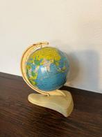 Kleine metalen wereldbol op bakeliet voetje, Ophalen